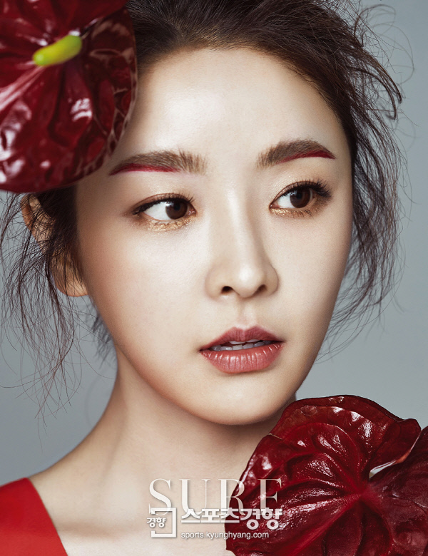 정유미, 꽃과 함께한 몽환적 느낌의 뷰티 화보 “스킨스쿠버 자격증 땄다” - 스포츠경향