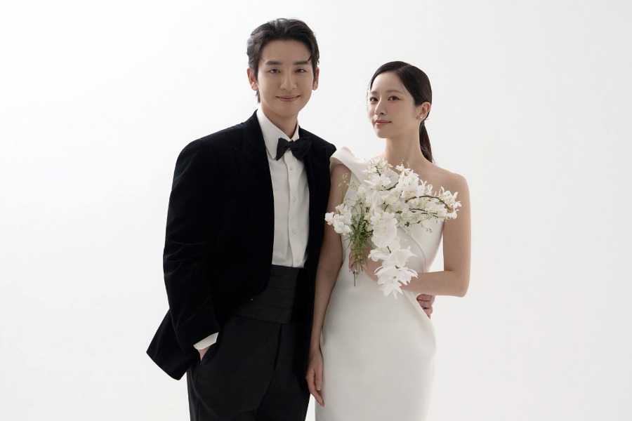 송지호와 김소리가 웨딩 촬영을 하고 있는 모습.