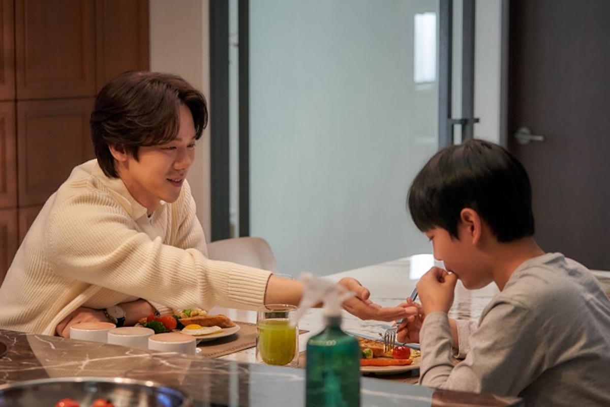 유연석이 아이와 함께 식사하는 모습.