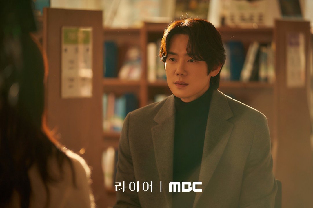 유연석이 실내에서 상대방을 바라보고 있다.