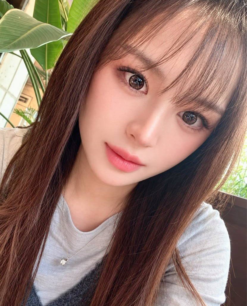 카메라를 응시하는 여성