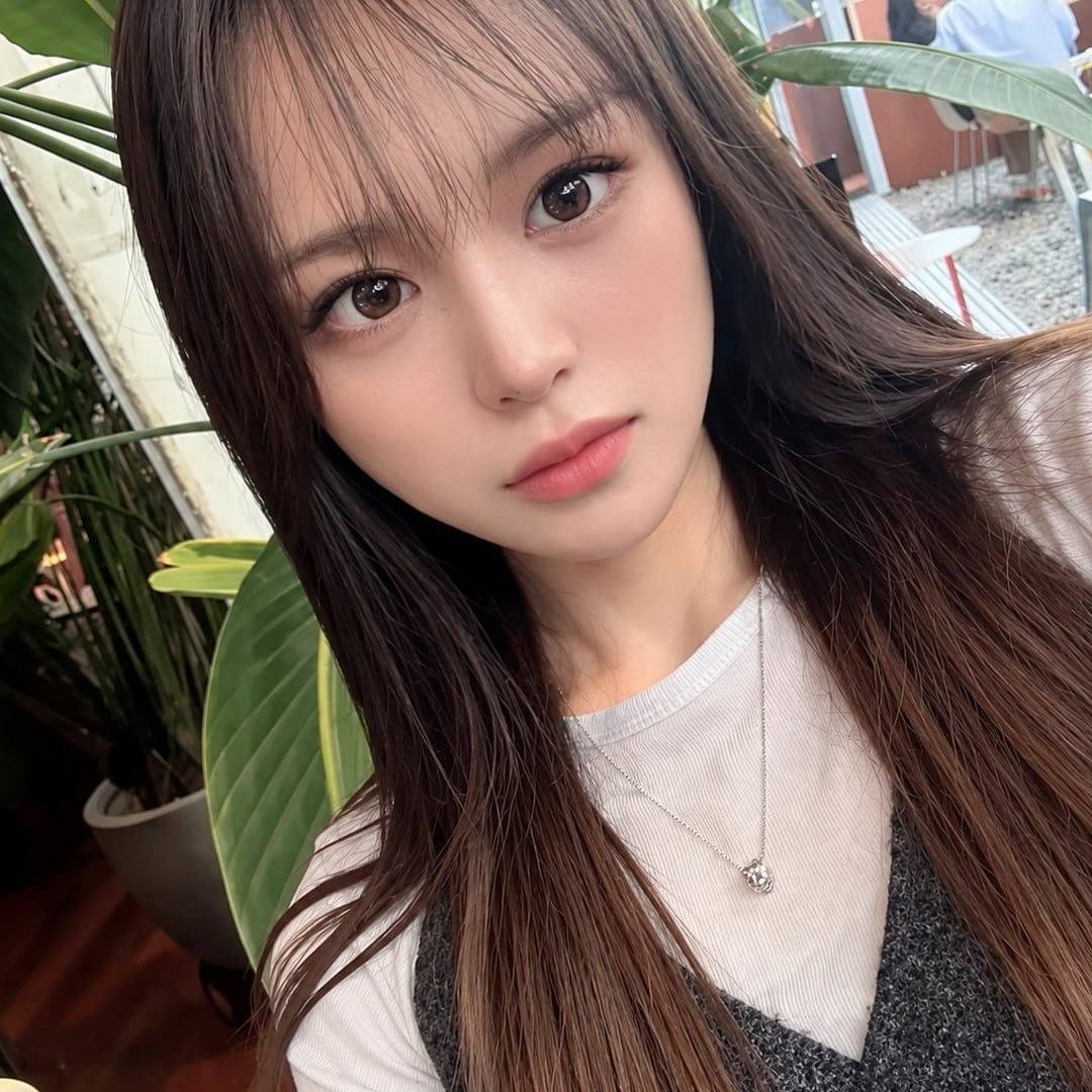 카메라를 응시하는 여성