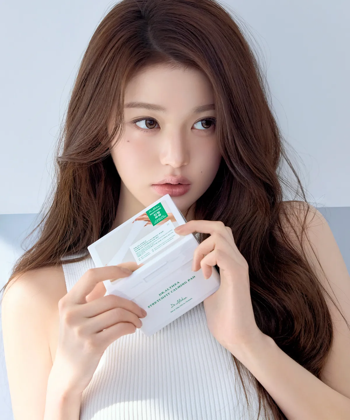 장원영이 닥터엘시아 스트래치핏 카밍 패드를 들고 있는 모습.
