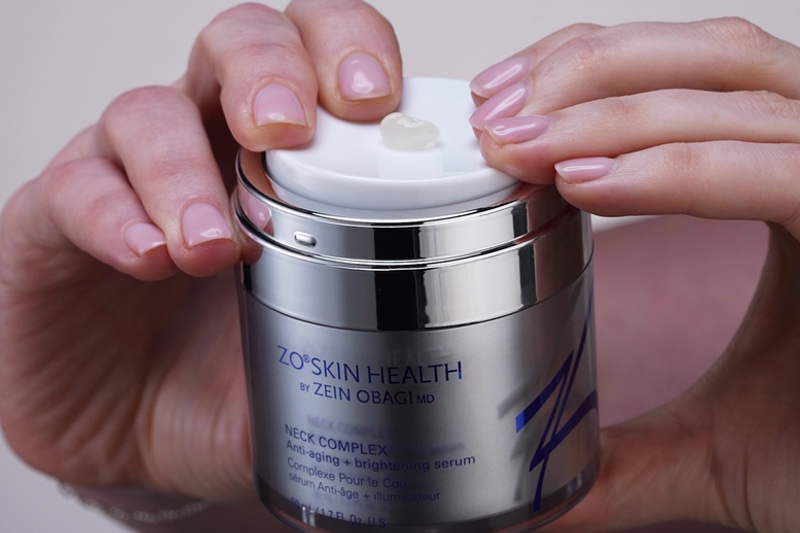 ZO SKIN HEALTH 넥 컴플렉스 제품을 보여주는 손.
