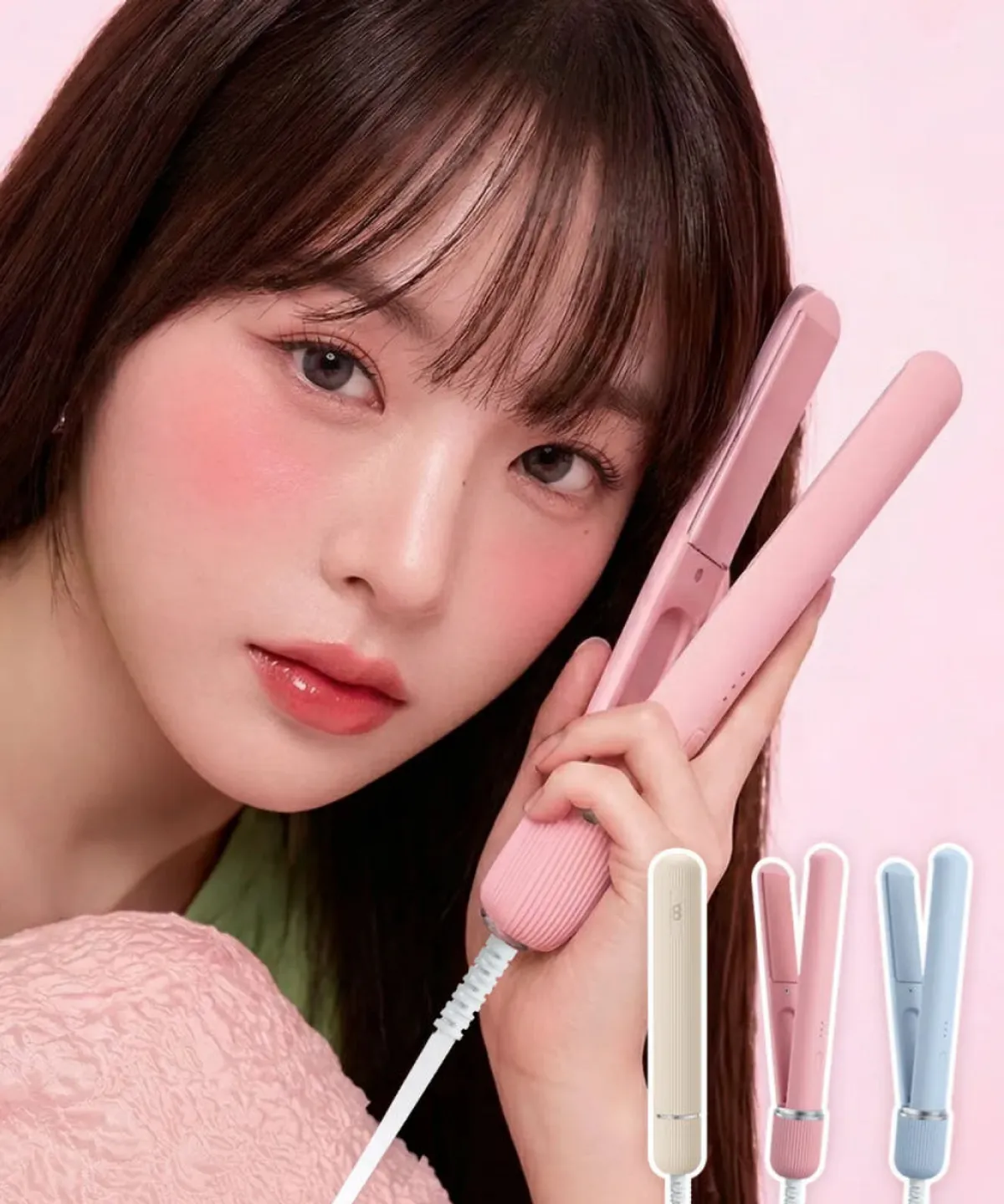 한 여성이 핑크색 미니 고데기를 들고 있는 모습.