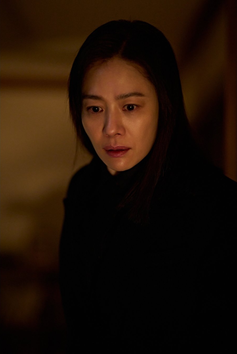 어두운 배경 속 김현주의 슬픈 표정.