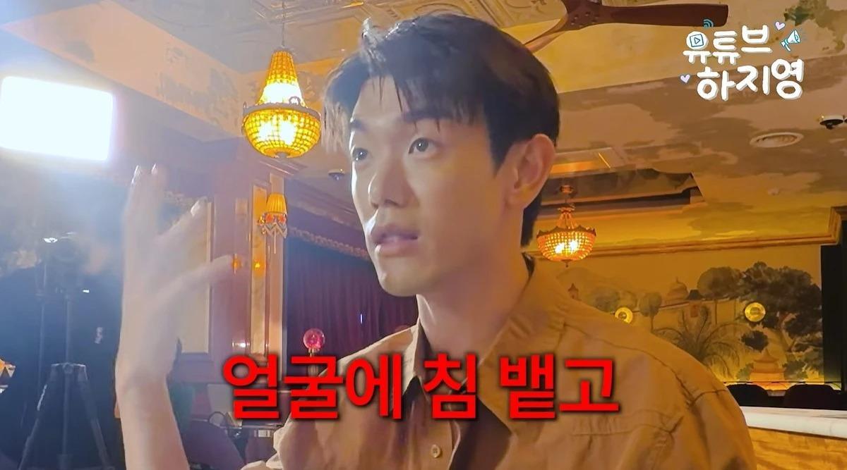 에릭남이 인터뷰 중 이야기하는 모습.
