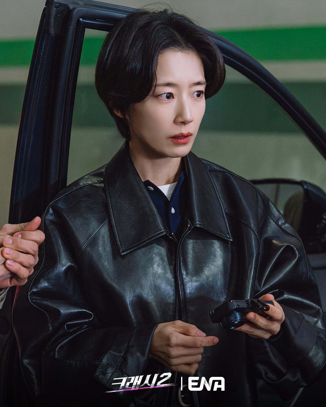 곽선영이 차에서 내려 카메라를 들고 있다.