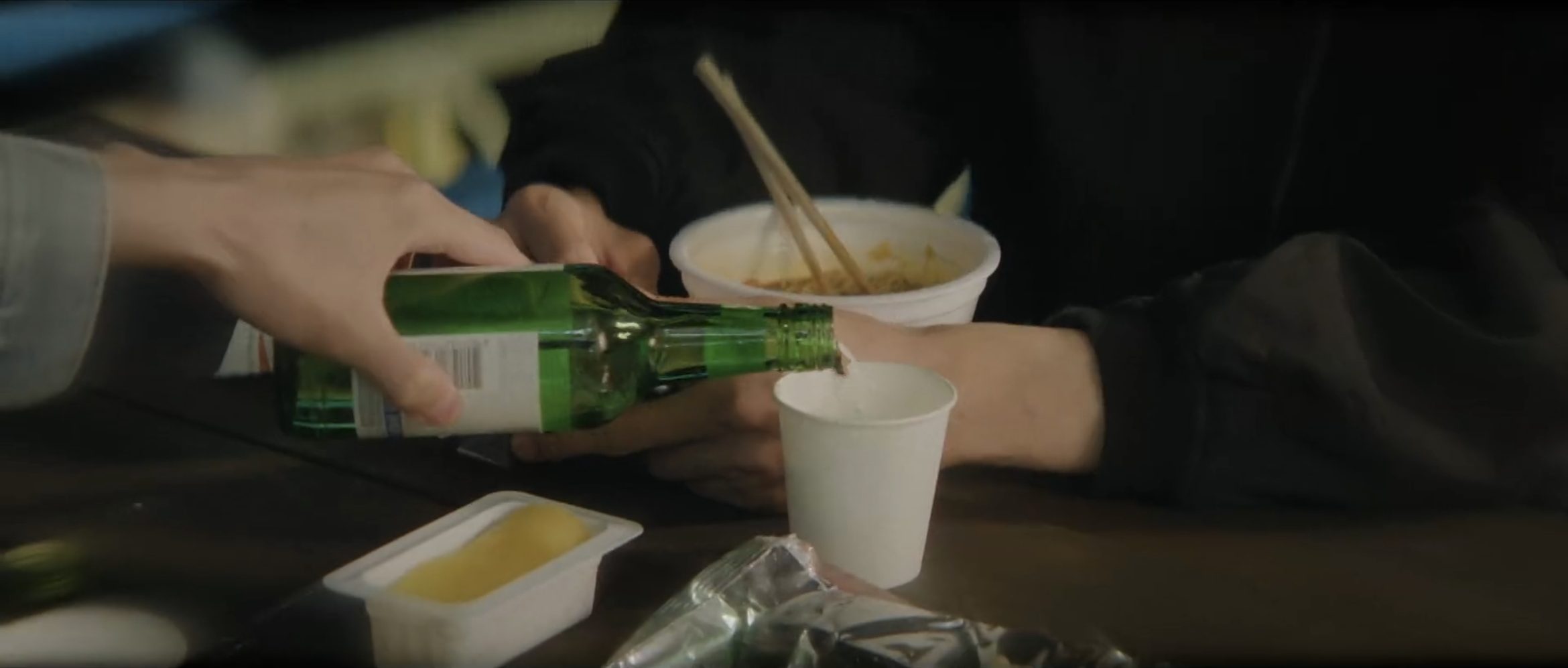 컵에 술을 따르는 손.