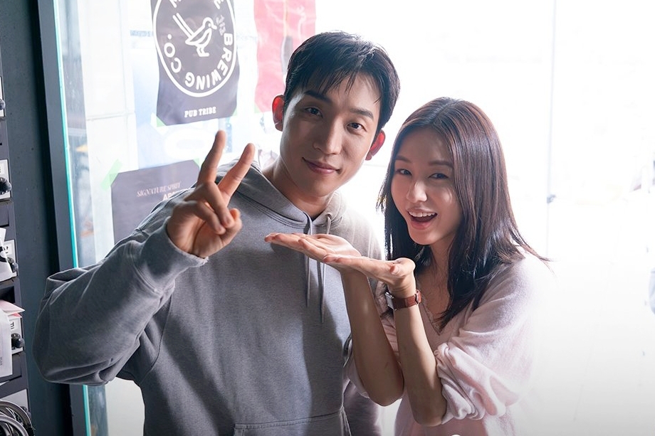 이준상과 안은진이 다정하게 포즈를 취하고 있다.