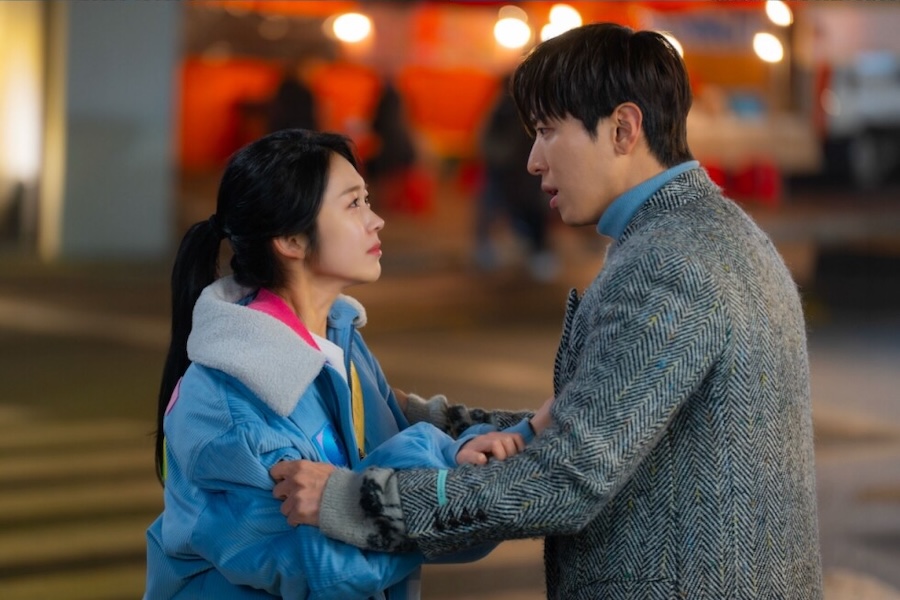 정용화와 홍승희가 드라마 장면에서 서로를 바라보고 있다.